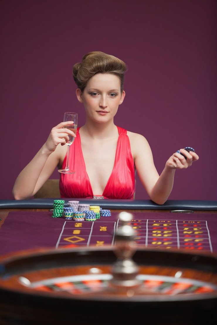 Studio roulette live-dealer 555five dengan bola berputar dalam HD dan pemain yang berinteraksi melalui chat